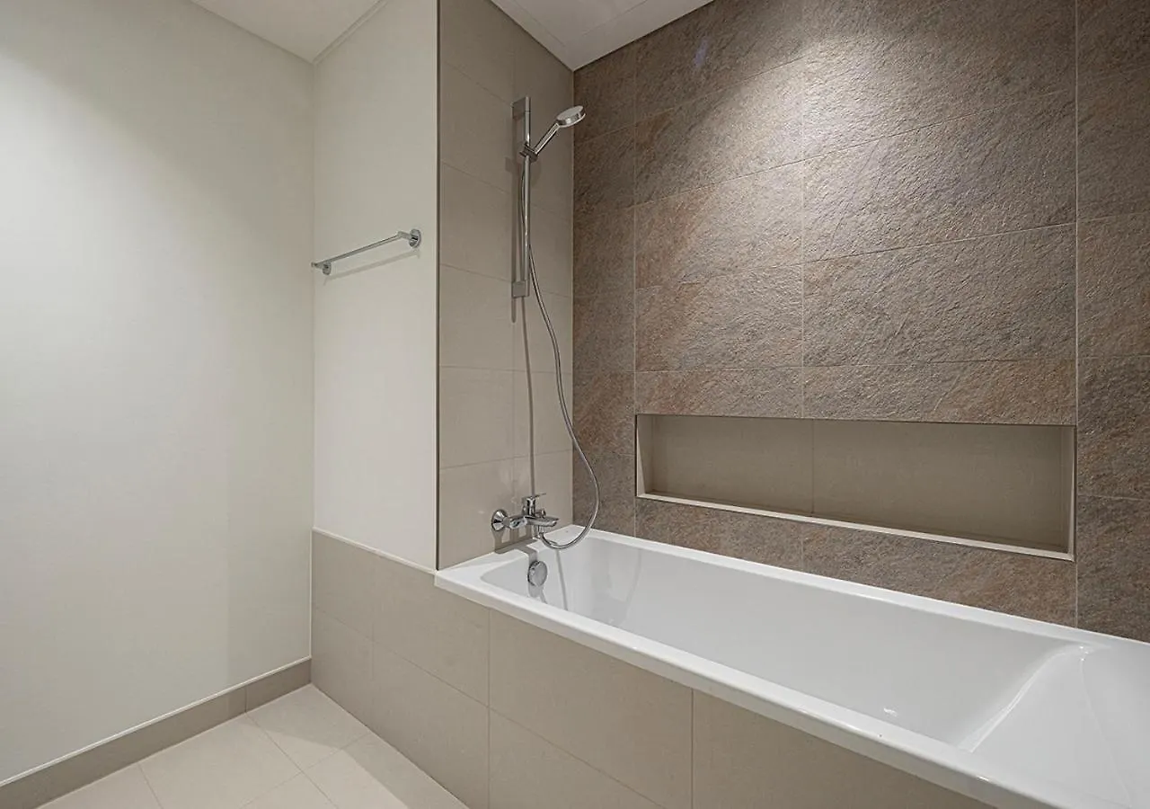 Full Burj Khalifa View - Opposite Dubai Mall Access - 8 Min Walk To Mall & Fountain - Luxury 2Br Apartment